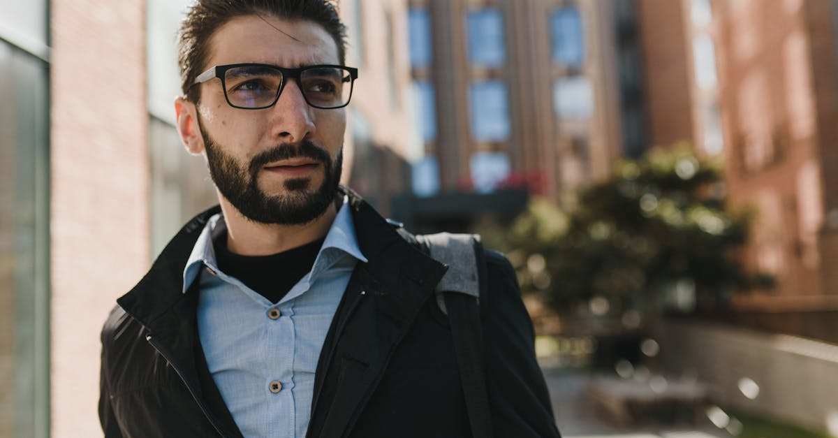 découvrez les secrets d'une barbe parfaitement entretenue avec nos conseils et produits de soin pour la barbe. apprenez à la tailler, la nettoyer et l'hydrater pour un look soigné et stylé.