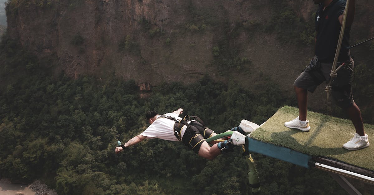 vivez une expérience unique et palpitante avec le saut à l'élastique ! ressentez l'adrénaline en vous élançant dans le vide, tout en admirant des paysages à couper le souffle. préparez-vous à surmonter vos peurs et à créer des souvenirs inoubliables !