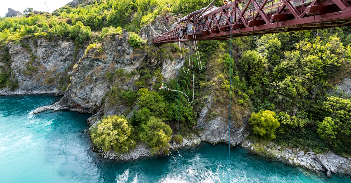 découvrez l'adrénaline du saut à l'élastique ! offrez-vous une expérience inoubliable en vous lançant dans le vide à partir de ponts ou de plateformes vertigineuses. profitez de paysages époustouflants tout en ressentant la montée d'adrénaline. réservez votre saut de bungee dès aujourd'hui !