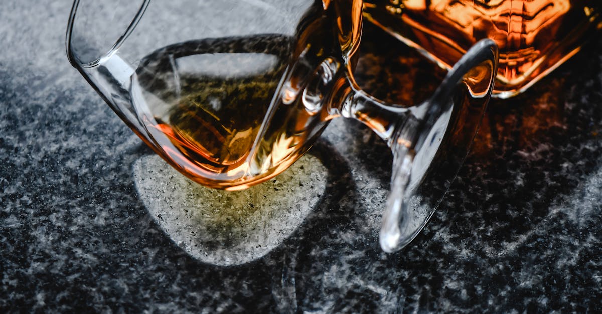 découvrez l'univers riche et raffiné du cognac, une eau-de-vie emblématique de france, à travers ses arômes délicats, son processus de distillation artisanal et ses différentes appellations. plongez dans l'histoire et la culture du cognac, parfait pour les mélanges ou à déguster pur.