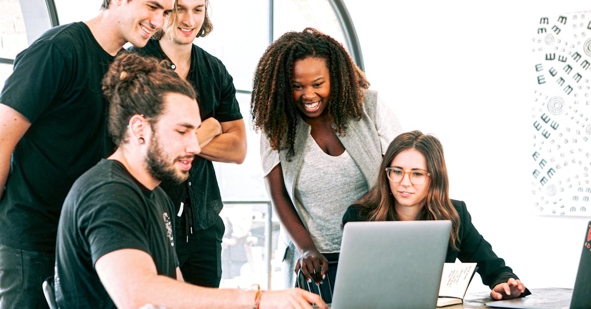 découvrez les avantages de la collaboration en entreprise, apprenez comment favoriser un environnement de travail collaboratif et booster la créativité et la productivité de votre équipe.