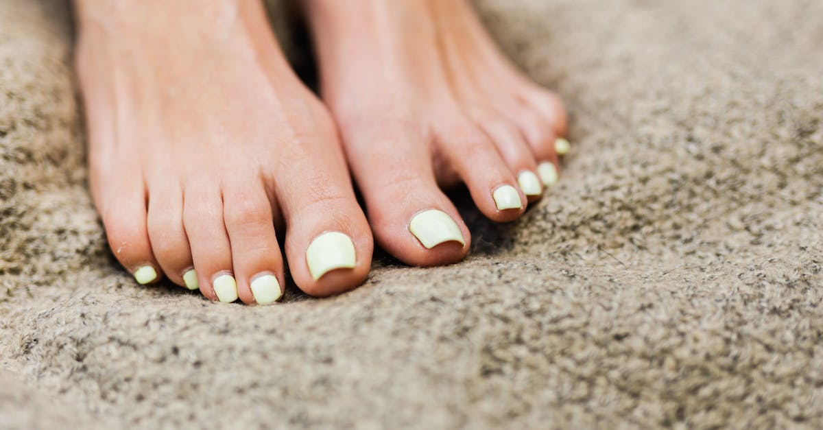 découvrez nos conseils essentiels pour le soin des pieds, incluant des astuces pour prévenir les douleurs et les infections, ainsi que des techniques pour maintenir des pieds en bonne santé.