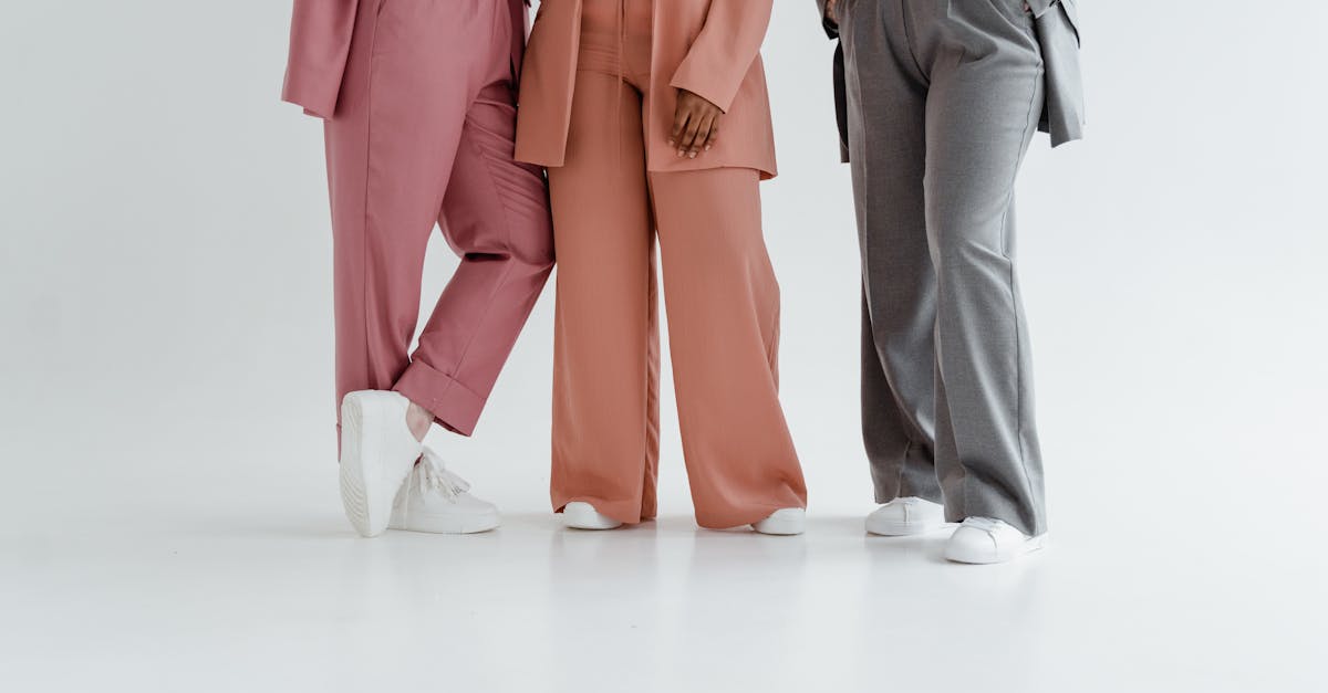 découvrez notre collection de pantalons gris, alliant confort et élégance. parfaits pour toutes les occasions, ces vêtements tendance vous offrent un look moderne tout en restant polyvalents. idéaux pour le bureau ou les sorties décontractées, choisissez votre style parmi une variété de coupes et de tissus.