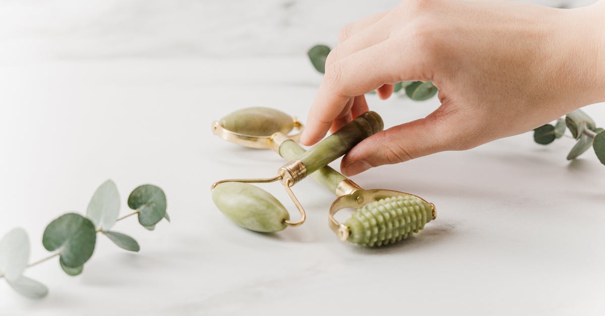 découvrez le jade roller, un outil de beauté ancestral qui stimule la circulation sanguine, réduit les gonflements et raffermit la peau. profitez des bienfaits de la pierre de jade pour un teint éclatant et apaisé.