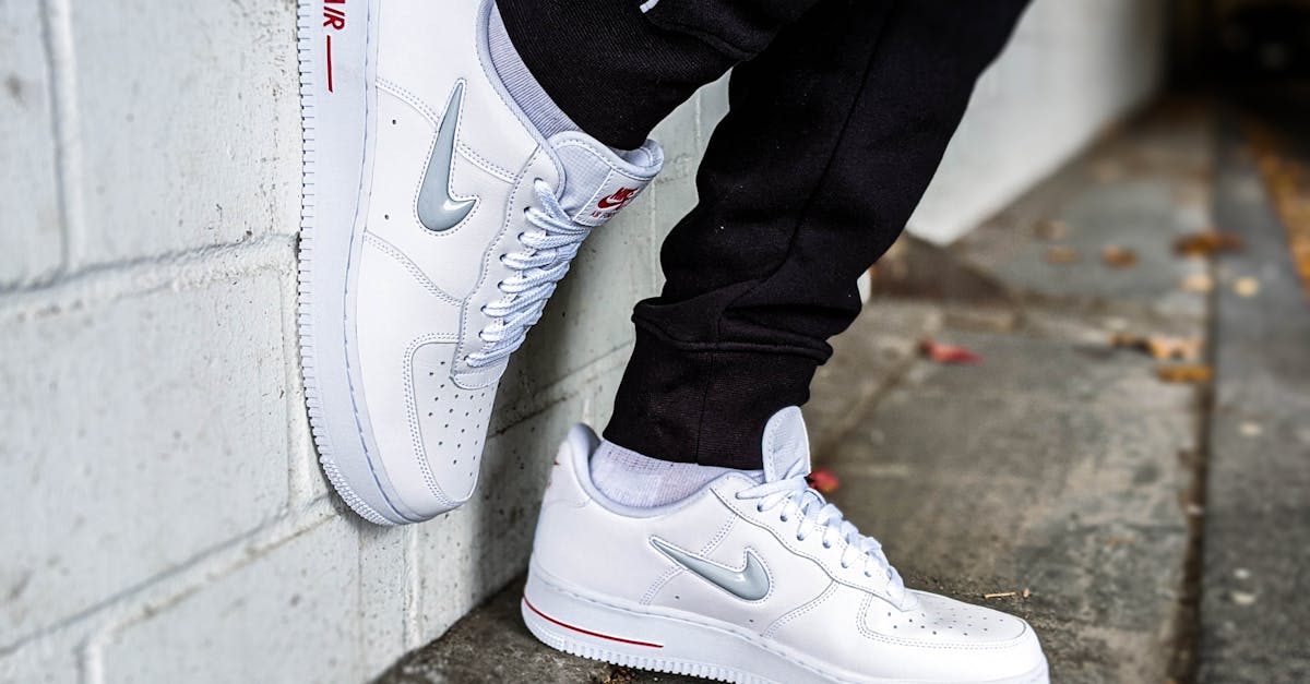 découvrez les emblématiques nike air force 1, des sneakers alliant style et confort. parfaites pour toutes les occasions, elles sont devenues un incontournable de la mode urbaine. commandez dès maintenant et laissez-vous séduire par leur design unique et leur qualité inégalée.