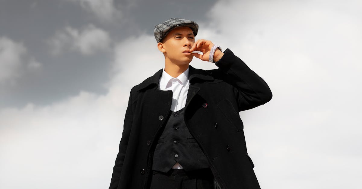 découvrez l'élégance audacieuse du style peaky blinders. plongez dans l'univers des années 1920 avec des costumes chics, des chapeaux iconiques et une attitude résolue. inspirez-vous de cette série culte pour rafraîchir votre garde-robe et adopter une allure à la fois rétro et moderne.