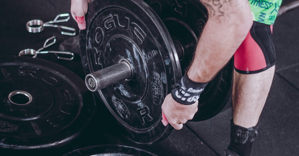 découvrez tous les avantages du squat, un exercice incontournable pour renforcer vos jambes et fessiers. apprenez les techniques appropriées, les variantes et les erreurs à éviter pour optimiser votre entraînement et sculpter votre silhouette.