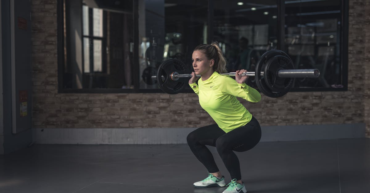 découvrez le squat, un exercice incontournable pour renforcer vos jambes et fessiers. apprenez les techniques adéquates, les variantes et les erreurs à éviter pour optimiser votre entraînement et améliorer votre condition physique.