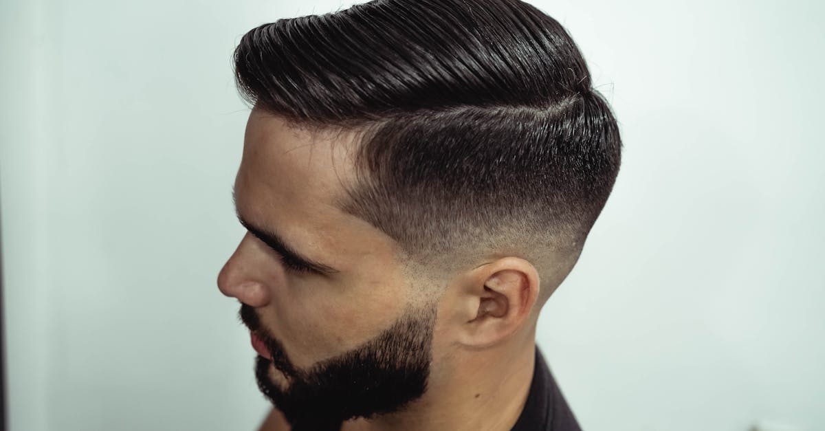 découvrez le style tendance de l'undercut : une coupe de cheveux audacieuse alliant modernité et originalité. explorez des idées de looks, des conseils d'entretien et des variations adaptées à toutes les personnalités.