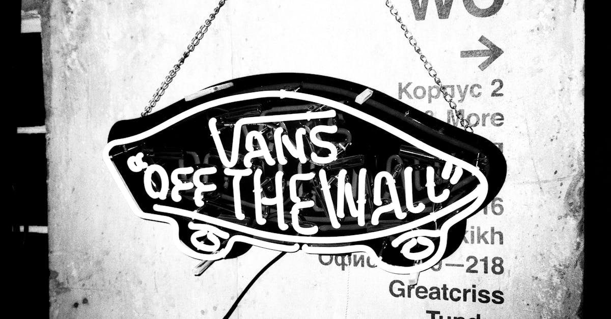 découvrez la collection emblématique de vans, alliant style décontracté et confort inégalé. que ce soit pour le skateboard, le quotidien ou les tendances mode, trouvez la paire parfaite qui exprime votre personnalité.