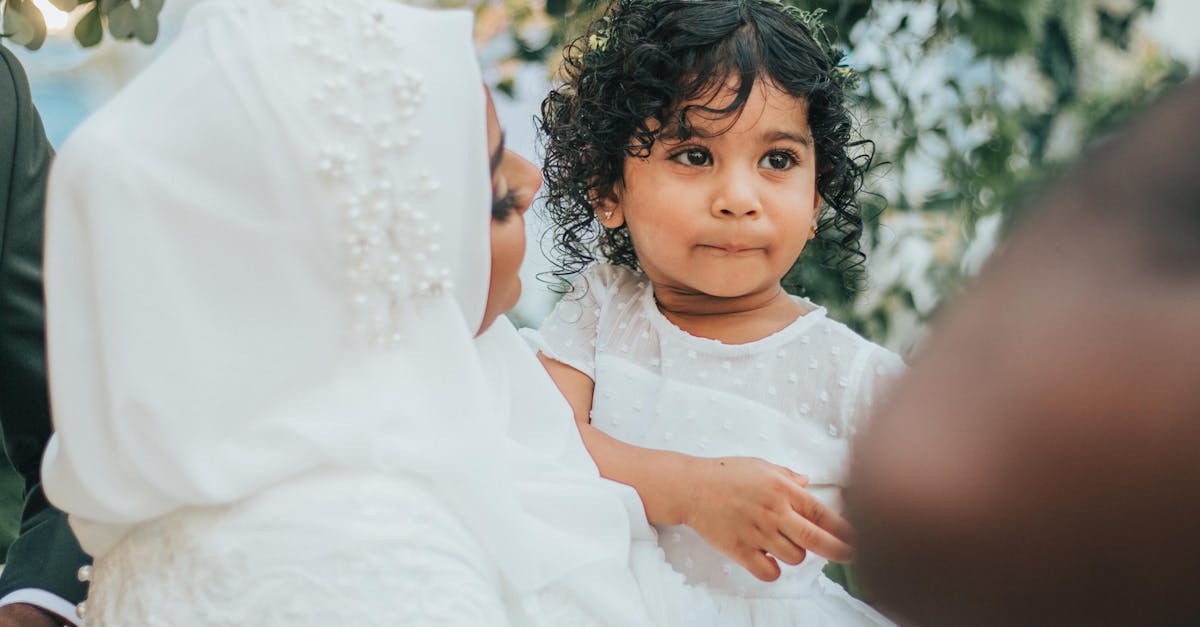 découvrez notre sélection élégante de tenues de mariage, des robes de mariée aux costumes raffinés. trouvez l'inspiration pour le grand jour et partez à la recherche du look parfait qui fera briller les mariés et leurs invités.