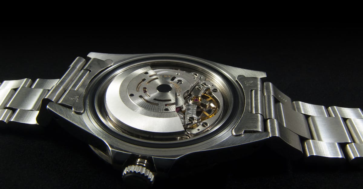 découvrez l'élégance intemporelle des montres automatiques, alliant précision, artisanat et style. plongez dans l'univers de l'horlogerie avec des modèles qui fonctionnent grâce au mouvement de votre poignet, sans nécessité de pile. une véritable œuvre d'art qui reflète votre personnalité.