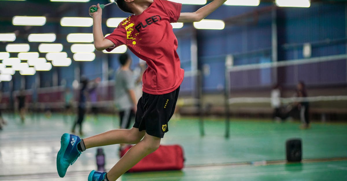 découvrez le badminton, un sport dynamique qui combine agilité et stratégie. que vous soyez débutant ou joueur confirmé, plongez dans l'univers du badminton et apprenez les techniques, les règles et les avantages de cette activité passionnante. rejoignez-nous pour des conseils, des entraînements et des compétitions.