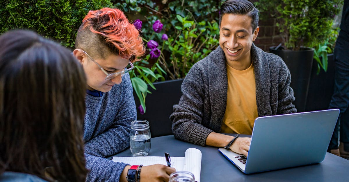 découvrez l'importance de la collaboration dans un environnement professionnel. apprenez comment une bonne coopération entre les équipes peut stimuler la créativité, améliorer la productivité et favoriser un climat de travail positif.