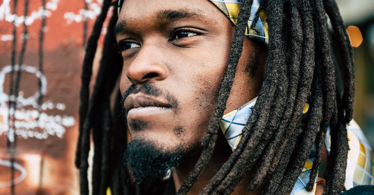 découvrez l'univers des dreadlocks : une coiffure unique qui allie culture, style et personnalité. apprenez à entretenir vos dreadlocks, explorez les différentes techniques et laissez-vous inspirer par des looks tendance.