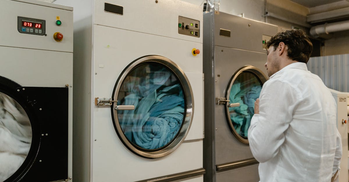 découvrez notre laundromat moderne et pratique, où vous pouvez laver et sécher vos vêtements en toute simplicité. profitez de machines dernière génération, d'un espace accueillant et de services de qualité pour un nettoyage impeccable de votre linge.