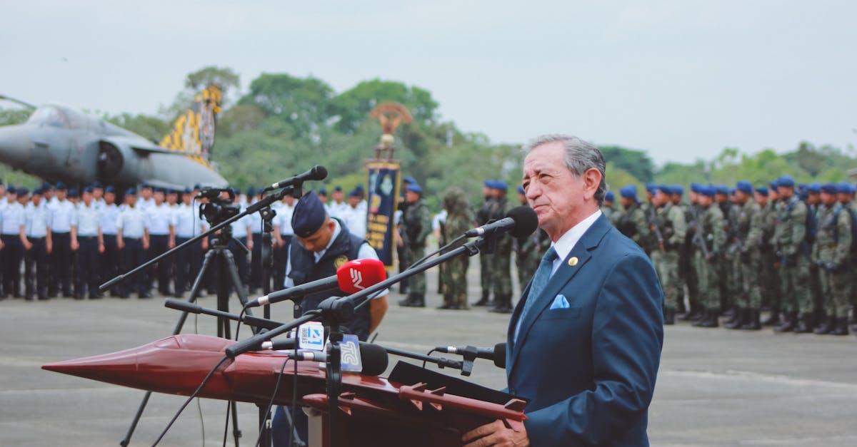 découvrez tout sur le military press, un exercice incontournable pour renforcer vos épaules et votre haut du corps. apprenez les techniques, les avantages et les conseils pour intégrer ce mouvement dans votre routine d'entraînement.