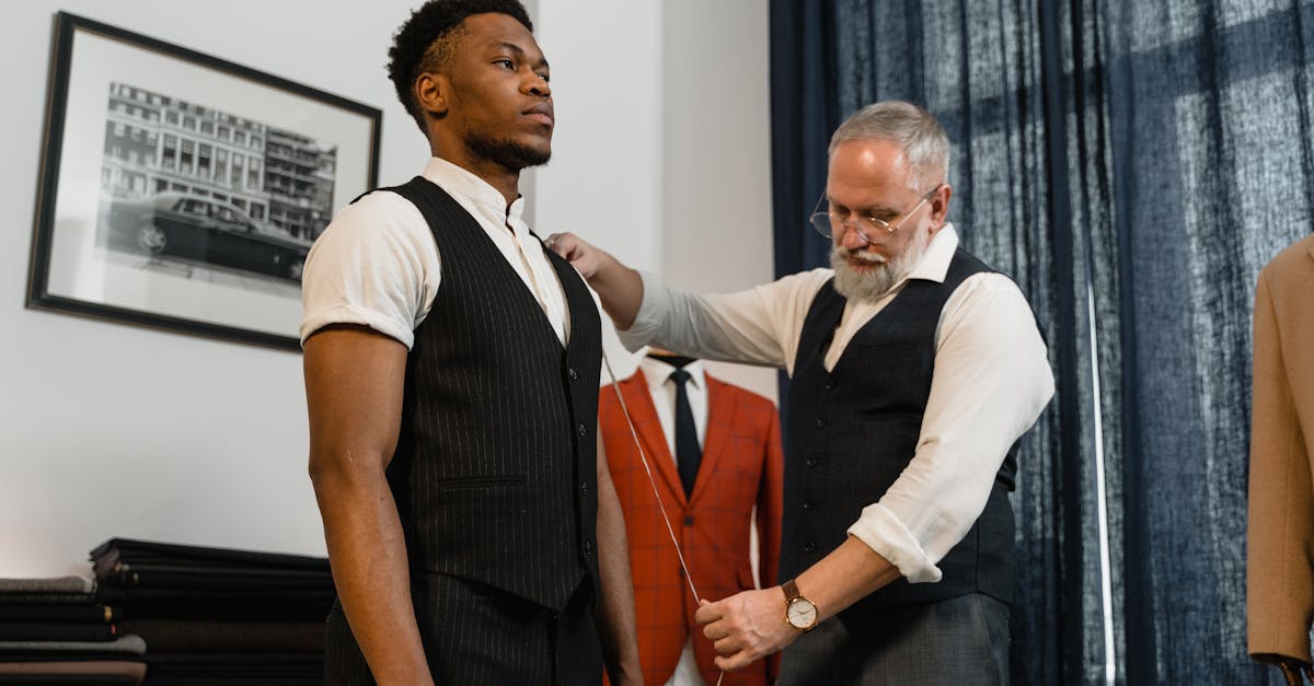 découvrez notre collection de vêtements pour hommes, alliant style moderne et confort optimal. parcourez une gamme diversifiée allant des costumes élégants aux tenues décontractées, pour chaque occasion.