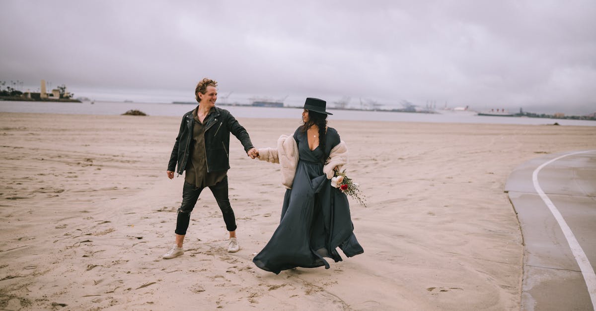 découvrez des idées élégantes et décontractées pour votre tenue de mariage en bord de mer. trouvez l'inspiration parfaite pour les futures mariées, les invités et les demoiselles d'honneur dans un cadre idyllique au soleil.