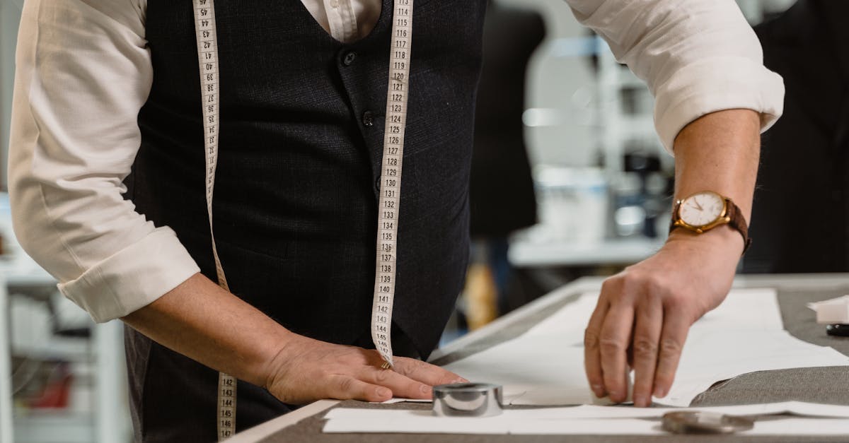 découvrez l'élégance intemporelle d'un costume sur mesure. confectionné selon vos spécifications et votre style, chaque pièce offre un ajustement parfait et des matériaux de haute qualité pour une allure distinctive et sophistiquée. transformez votre garde-robe avec un costume qui vous ressemble.
