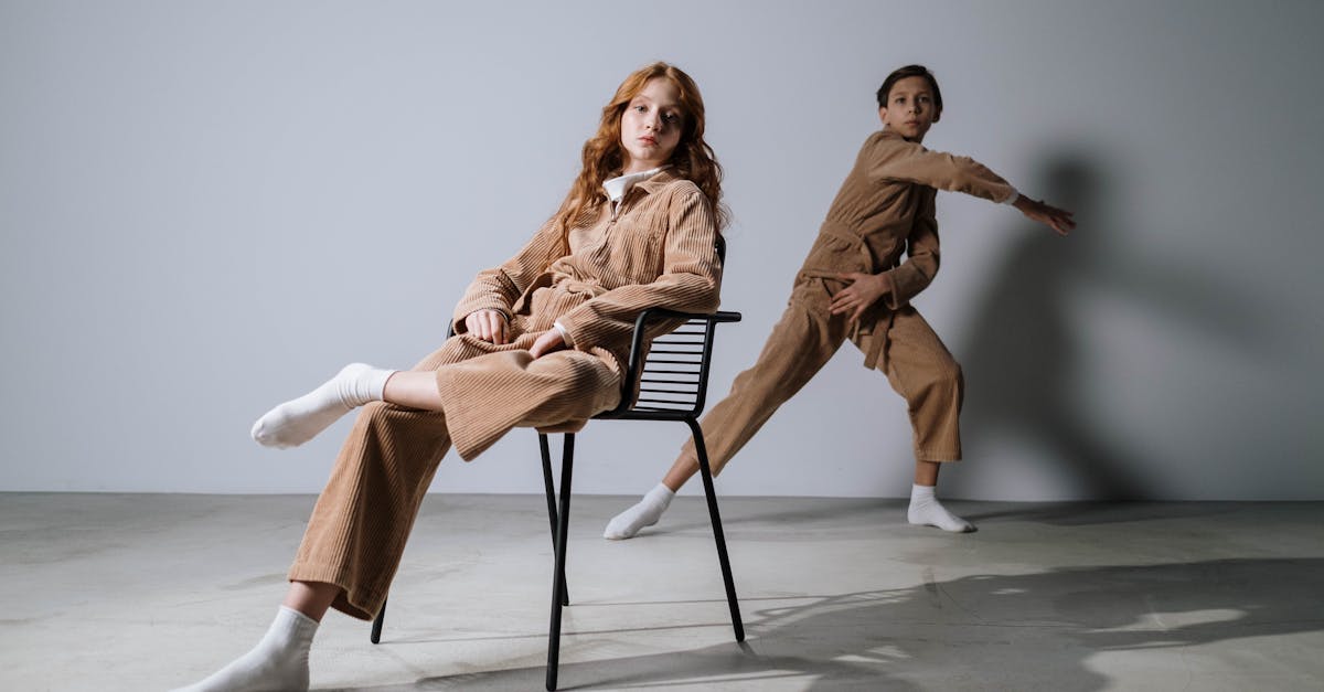découvrez l'élégance intemporelle du velours côtelé (corduroy), un tissu polyvalent idéal pour les vêtements d'hiver. apprenez à l'intégrer dans votre garde-robe pour un style chic et confortable tout au long de la saison.
