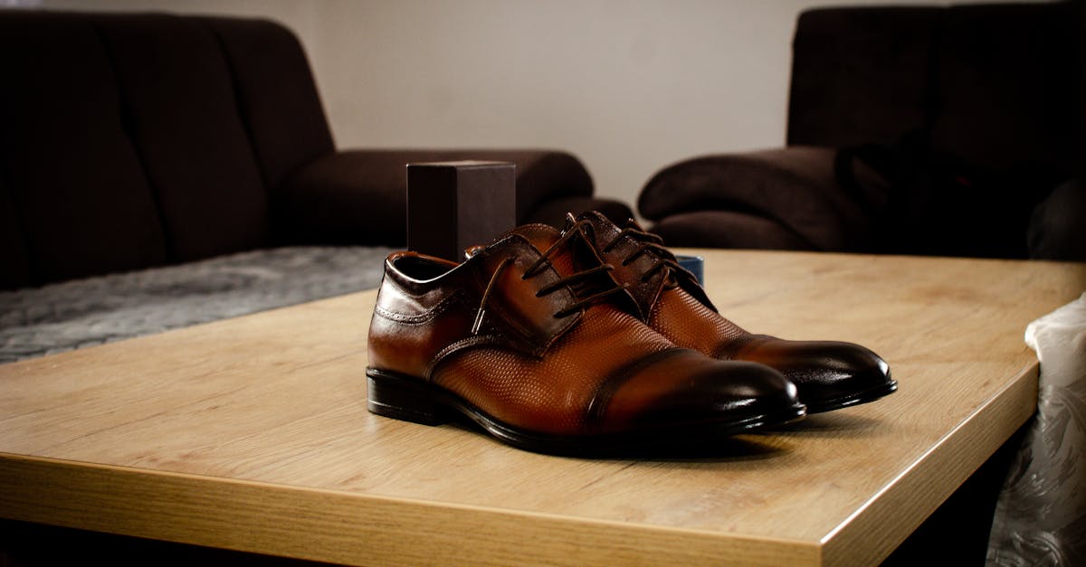 découvrez notre collection de derby shoes, alliant élégance et confort. parfaites pour toutes les occasions, nos chaussures au style classique rehausseront votre look tout en offrant un confort inégalé. explorez les matériaux de qualité et les finitions soignées qui caractérisent nos modèles.