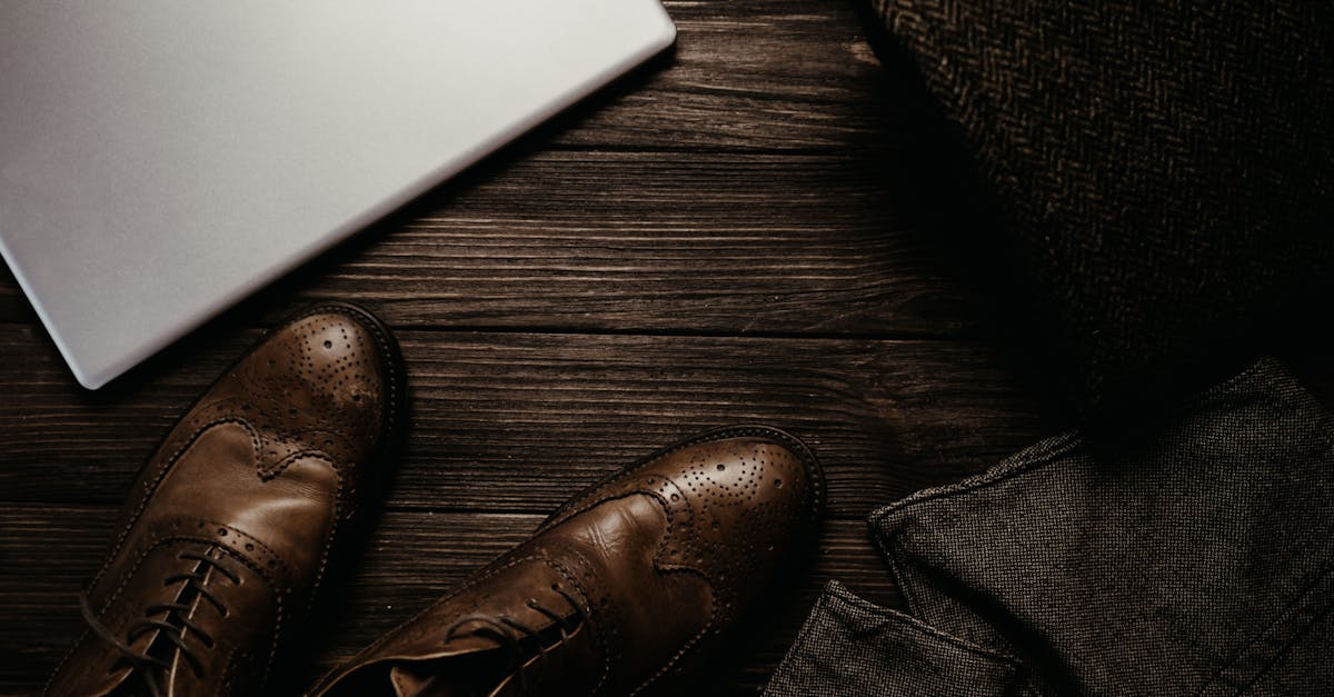 découvrez notre sélection élégante de chaussures habillées pour hommes et femmes. parfaites pour les occasions formelles, nos chaussures allient confort et style, vous assurant de faire une impression mémorable. choisissez parmi divers modèles et matières pour compléter votre garde-robe avec sophistication.