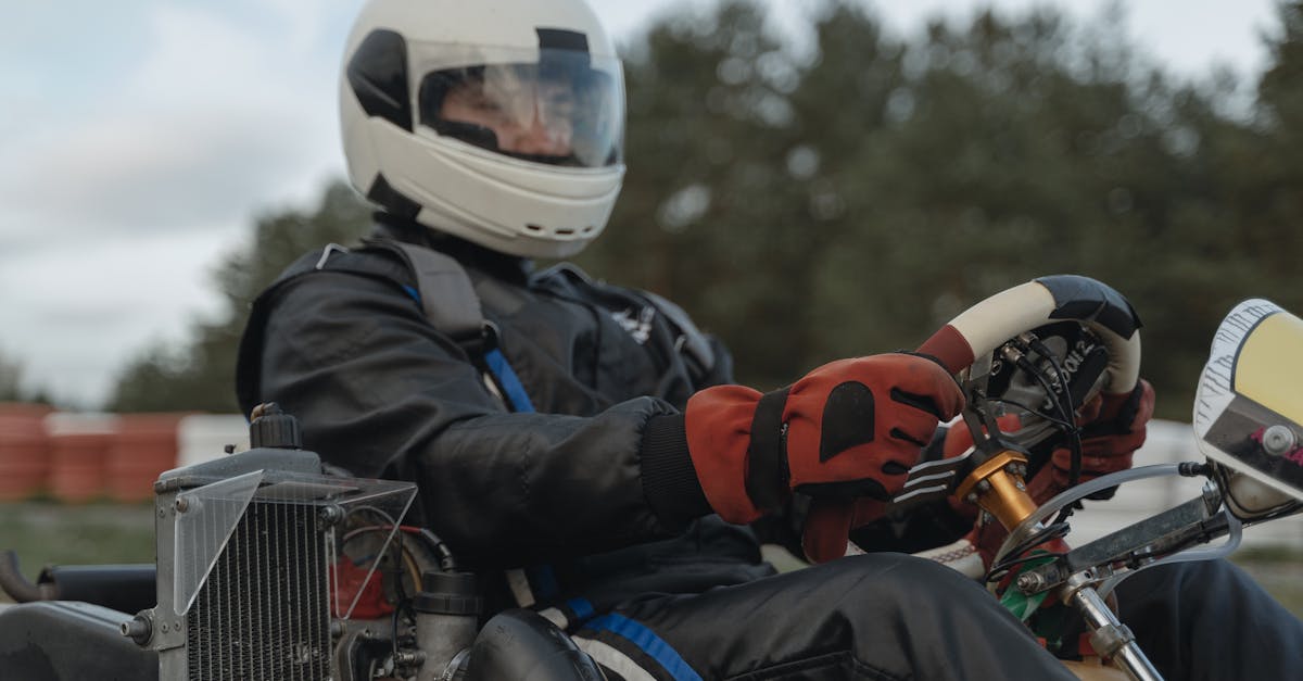 découvrez notre collection élégante de gants de conduite, alliant confort et style. parfaits pour les passionnés de voiture, nos gants offrent une excellente adhérence et une protection optimale, tout en ajoutant une touche de sophistication à votre expérience de conduite.