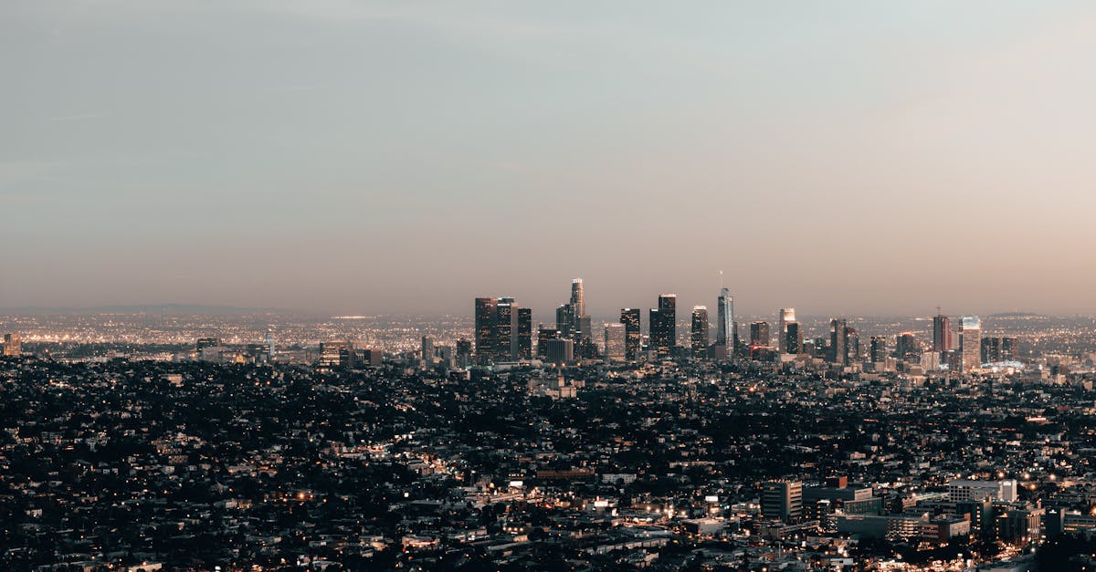 découvrez l'univers fascinant d'hollywood, berceau du cinéma et des stars. plongez dans l'histoire du septième art, explorez les studios mythiques et laissez-vous emporter par les secrets de la fabrication des films qui ont marqué des générations.