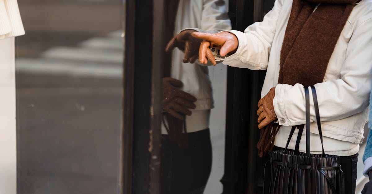 découvrez notre collection de gants en cuir alliant élégance et confort. idéaux pour affronter le froid avec style, nos gants en cuir sont conçus pour durer tout en offrant une grande souplesse. parcourez notre sélection et protégez vos mains avec raffinement.