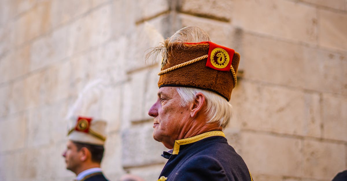 découvrez notre guide complet sur les tenues militaires formelles, incluant des conseils sur le choix, le style et les occasions idéales pour porter ces ensembles élégants. affichez votre fierté et votre mémoire à travers des vêtements qui allient tradition et raffinement.