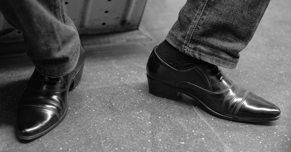 découvrez notre collection élégante de chaussures oxford, alliant confort et style intemporel. parfaites pour le bureau ou les occasions spéciales, nos chaussures en cuir haut de gamme sauront sublimer vos tenues avec raffinement.