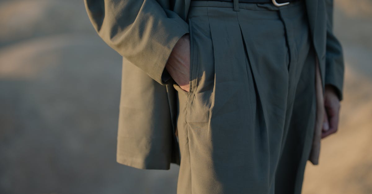 découvrez notre collection de pantalons plissés, alliant élégance et style décontracté. parfaits pour toutes les occasions, ces pantalons offrent un look moderne et raffiné. conçus avec des matières de qualité pour un confort optimal, ils sont disponibles dans une variété de couleurs et de tailles.