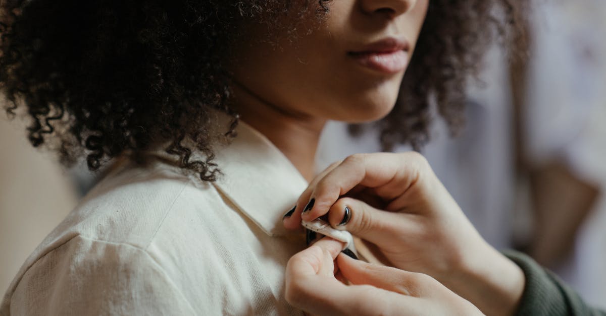 découvrez les différents styles de col de chemise pour rehausser votre tenue. que vous préfériez le col classique, le col italien, le col mao ou d'autres variations, apprenez à choisir le col adapté à chaque occasion et à votre silhouette.
