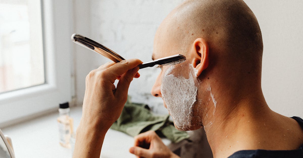 découvrez l'art du rasage traditionnel avec nos rasoirs droits de haute qualité. offrant précision et élégance, le rasoir droit est l'outil idéal pour un rasage impeccable et un style intemporel. explorez notre sélection et améliorez votre routine de soins personnels.