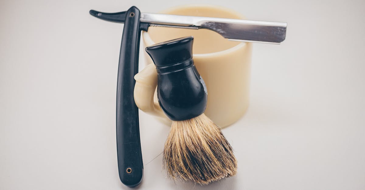 découvrez l'art du rasage traditionnel avec un coupe-chou. apprenez les techniques pour un rasage précis et confortable, tout en explorant les avantages d'une lame droite pour une expérience de grooming raffinée.