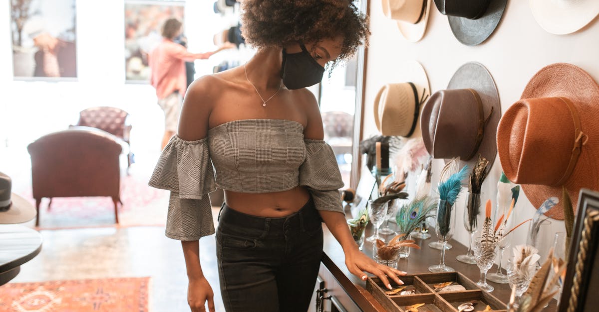découvrez notre sélection de hauts-de-forme élégants et raffinés. parfaits pour des événements spéciaux, nos chapeaux allient tradition et style moderne. faites tourner les têtes avec ces accessoires intemporels.