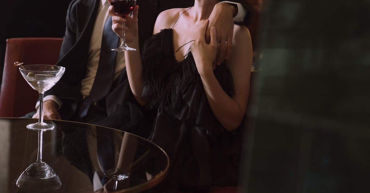 découvrez l'élégance intemporelle du tuxedo, ce costume chic et sophistiqué parfait pour les occasions formelles. explorez notre collection de tuxedos, des styles classiques aux designs modernes, qui vous garantiront de faire une impression mémorable lors de vos événements spéciaux.