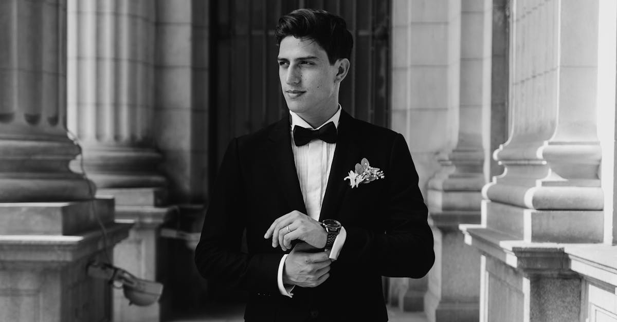 découvrez l'élégance intemporelle du tuxedo, le choix parfait pour toutes vos occasions habillées. avec son style sophistiqué et ses coupes raffinées, apprenez à porter ce vêtement emblématique avec classe et assurance.