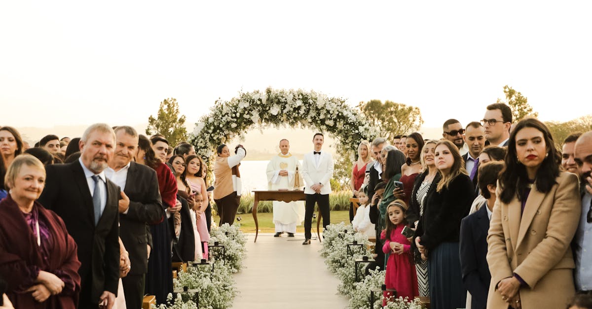 découvrez l'élégance intemporelle du tuxedo, un indispensable du vestiaire masculin pour les occasions formelles. explorez différents styles, tissus et conseils de mode pour porter ce classique avec sophistication et assurance.