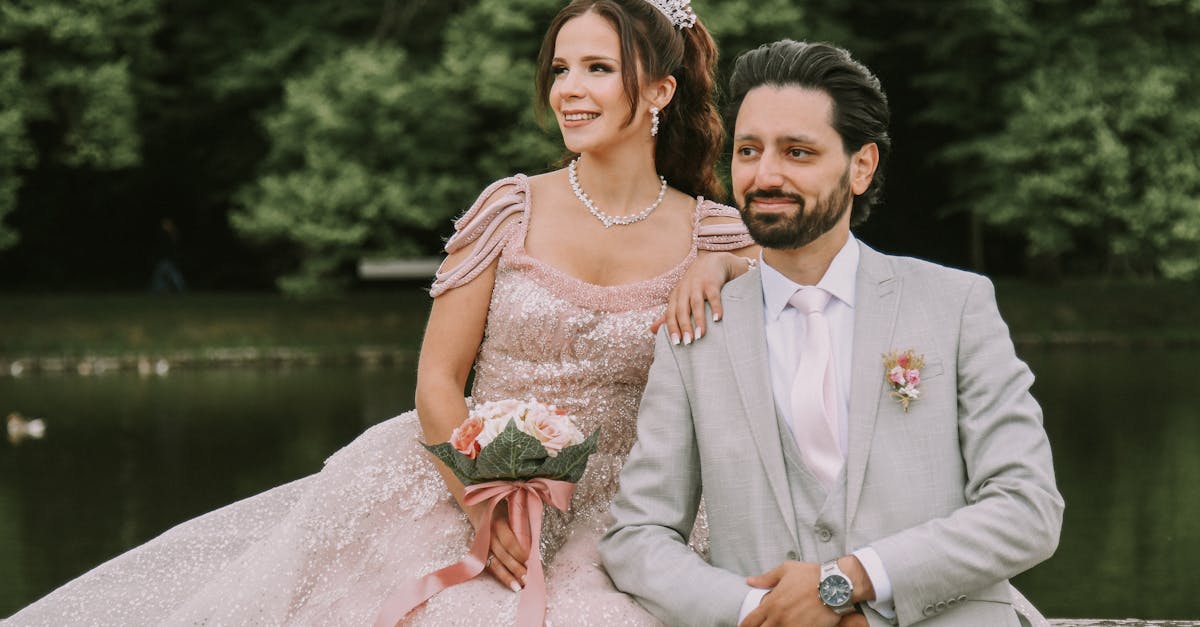 découvrez l'élégance intemporelle du tuxedo : le choix parfait pour les soirées habillées, mariages et événements spéciaux. explorez les styles, tissus et coupes qui font du tuxedo un incontournable de la mode masculine.