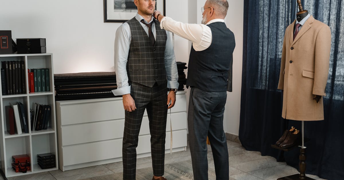 découvrez le costume sur mesure (bespoke) : coupe parfaite, tissus de qualité et finitions artisanales pour un style élégant, unique et durable.