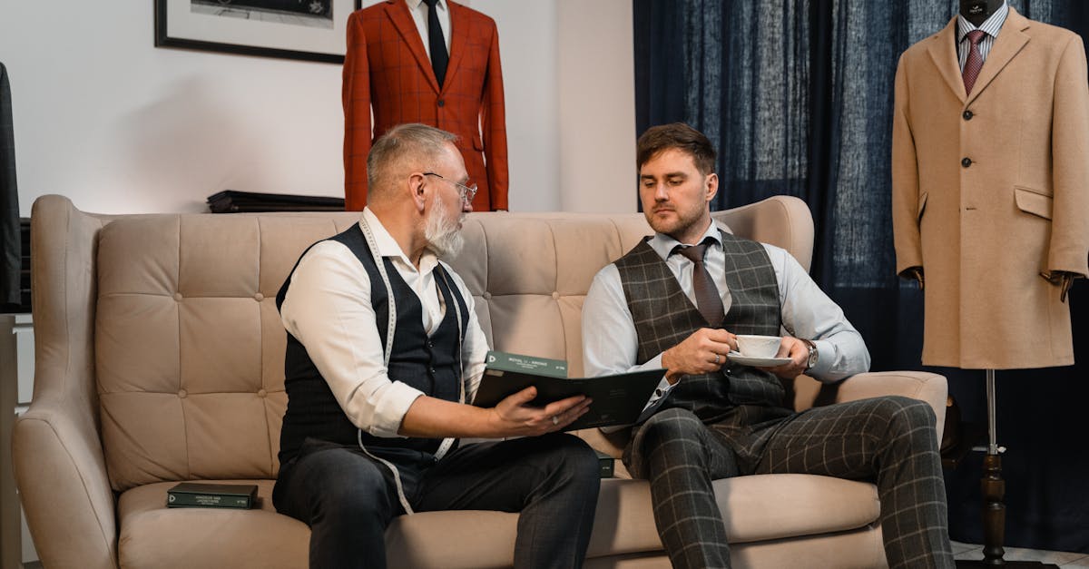 découvrez le costume sur mesure (bespoke suit) alliant coupe parfaite, tissus d’exception et finitions artisanales. prenez rendez-vous pour un style unique.