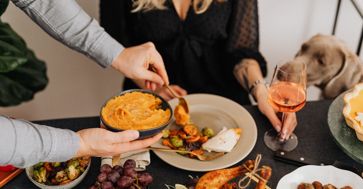 découvrez les règles essentielles de l'étiquette du dîner, des bonnes manières à table aux astuces pour impressionner vos invités lors d'un repas formel ou convivial.