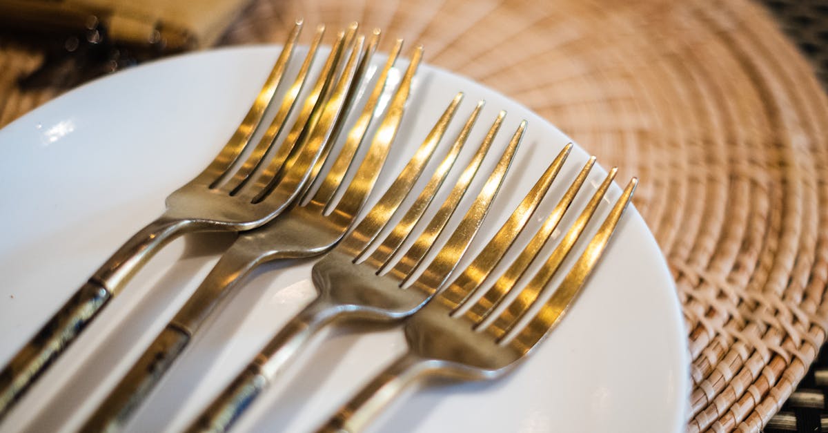 découvrez les règles d’étiquette à respecter lors d’un dîner pour faire bonne impression, maîtriser les usages de la table et profiter d’un repas élégant en toute convivialité.