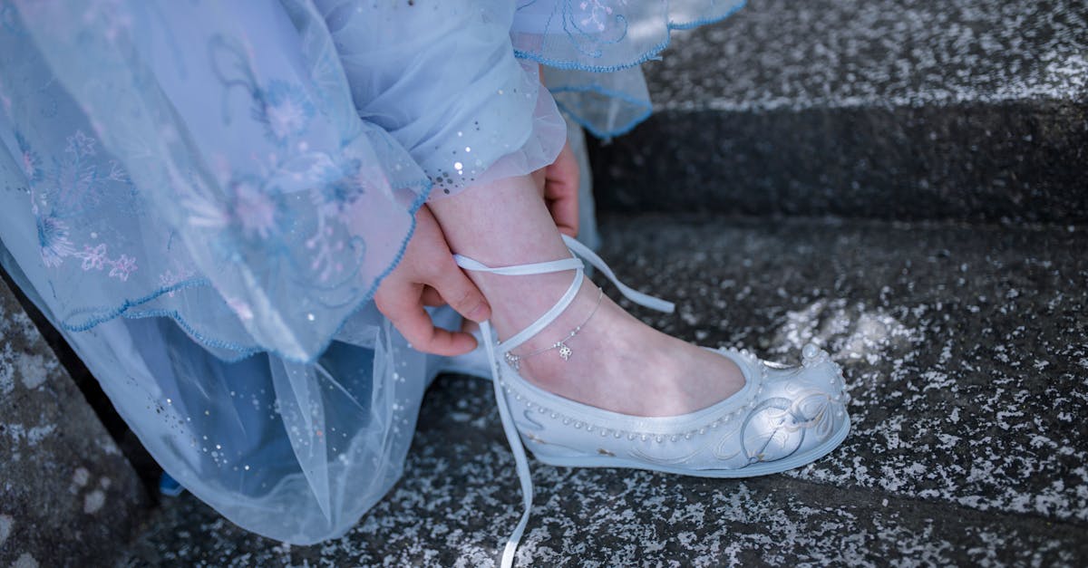 découvrez les composants essentiels des chaussures habillées, de la semelle à la tige en passant par les finitions. apprenez comment chaque élément contribue au style et au confort de vos souliers élégants.
