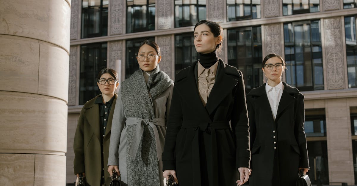 découvrez une sélection élégante de tenues de soirée et de vêtements formels pour toutes vos occasions spéciales. trouvez le costume parfait, des robes raffinées et des accessoires tendance pour un style sophistiqué.
