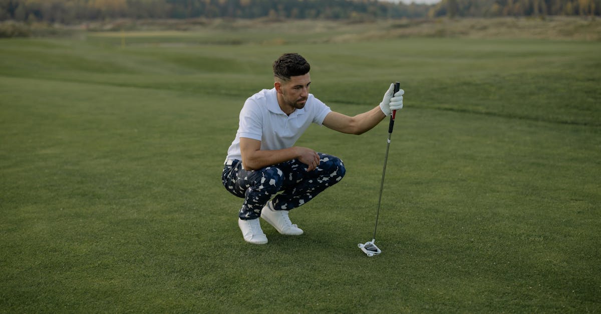 découvrez tout ce qu'il faut savoir sur la tenue de golf idéale : vêtements, accessoires et conseils pour être à la fois élégant et confortable sur le green.