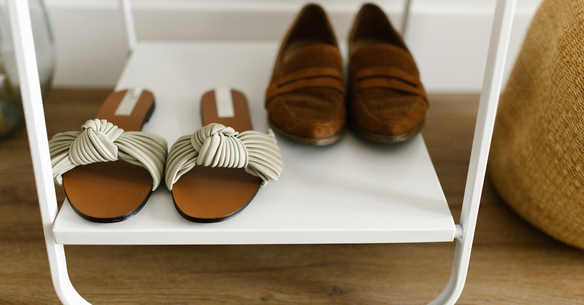 découvrez notre collection de loafers, alliant style et confort. parfaits pour toutes les occasions, nos mocassins apportent une touche d'élégance à votre tenue tout en offrant un confort optimal. explorez des designs variés et des matériaux de qualité pour un look tendance et intemporel.