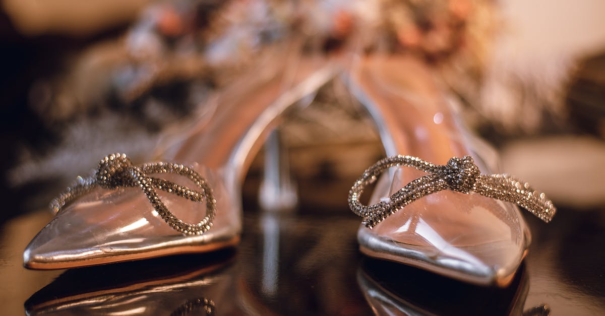 découvrez notre collection exclusive de sandales de luxe alliant confort et élégance. conçues avec des matériaux de haute qualité, ces sandales ajoutent une touche de sophistication à toutes vos tenues d'été. ideal pour les occasions spéciales ou une journée décontractée, mariez style et confort avec nos sandales haut de gamme.